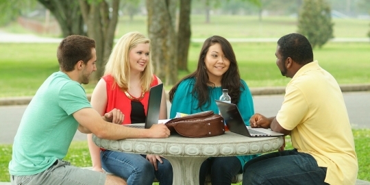 Groepje studenten aan tafel