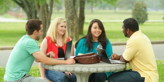 Studenten aan een tafel in het park