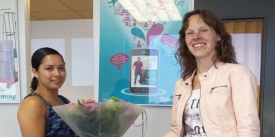 Esther krijgt bloemen van Judith voor haar prestatie