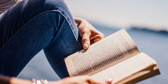 boek lezen op het strand