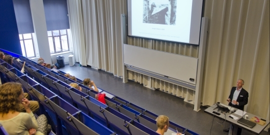 Schoolbanken in een universiteitszaal