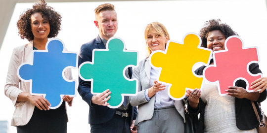 mensen die puzzelstukjes vasthouden als symbool voor samenwerking