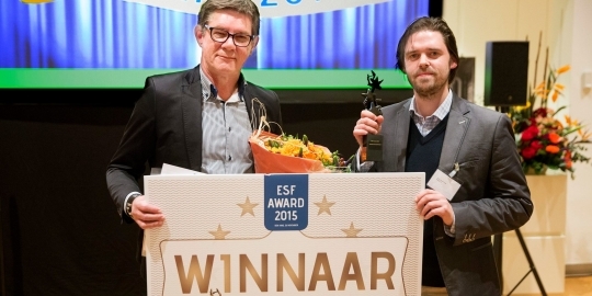 Weener XL Werk en Inkomen neemt ESF Award in ontvangst